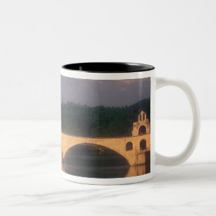 EU, Frankreich, Provence, Vaucluse, Avignon. Brück Zweifarbige Tasse