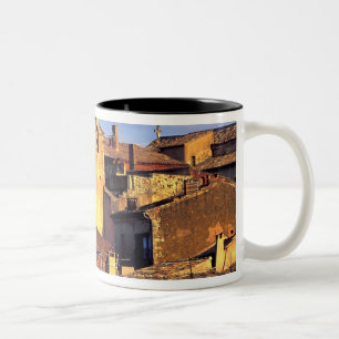 EU, Frankreich, Provence, Vaucluse, Roussillon. 3 Zweifarbige Tasse