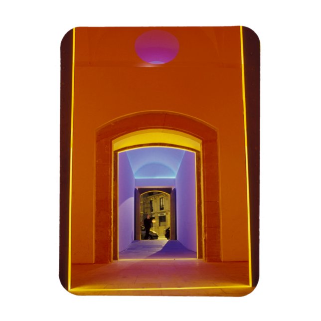 EU, Spanien, Barcelona Lit Doorway near Picasso Magnet (Vertikal)