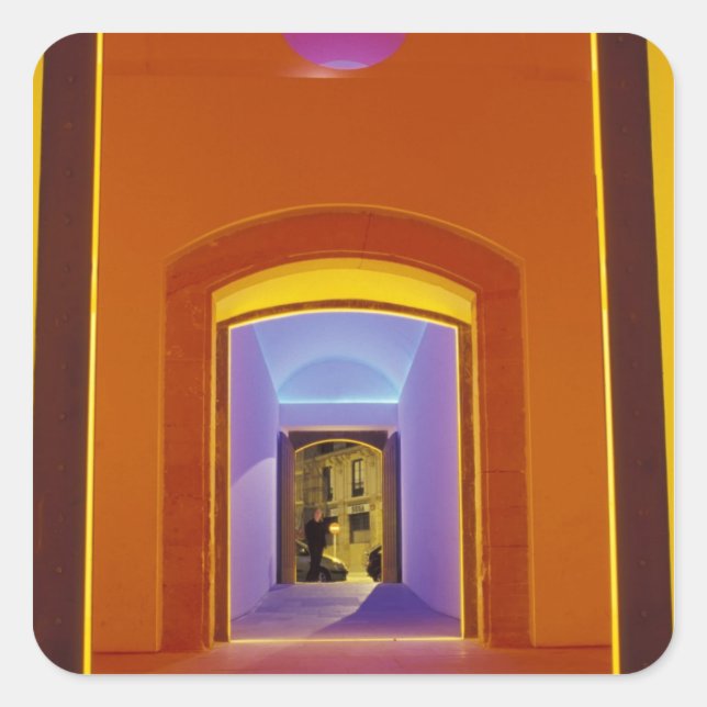 EU, Spanien, Barcelona Lit Doorway near Picasso Quadratischer Aufkleber (Vorderseite)