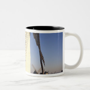 EU, Spanien, Consuegro, La Mancha. Windmühlen und Zweifarbige Tasse