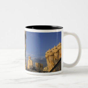 EU, Spanien, Katalonien, Barcelona. Antonio Gaudis Zweifarbige Tasse