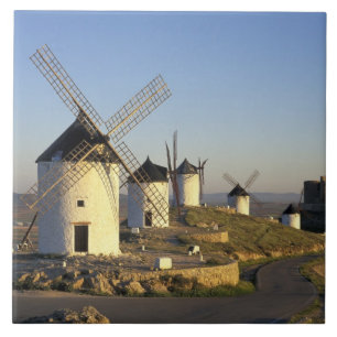 EU, Spanien, La Mancha, Consuegra. Windmühlen und Fliese