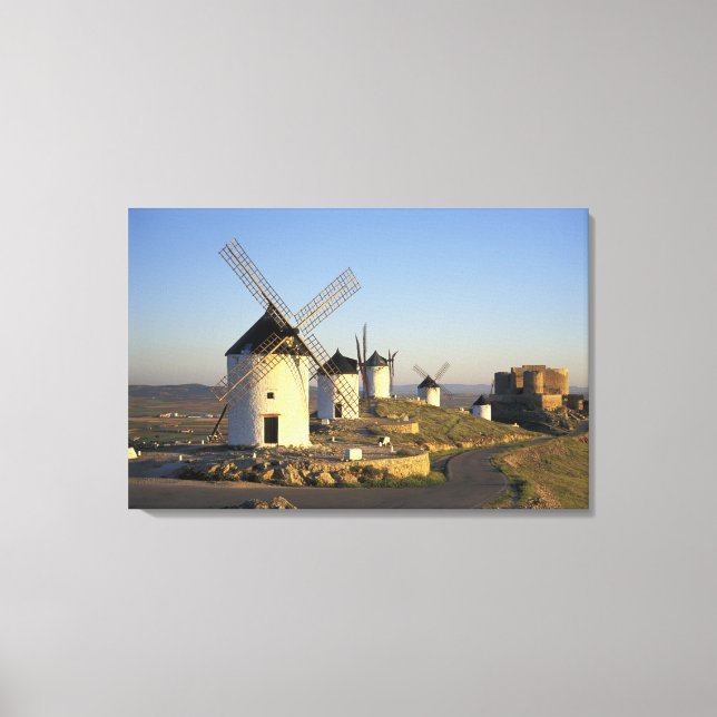 EU, Spanien, La Mancha, Consuegra. Windmühlen und Leinwanddruck (Vorderseite)