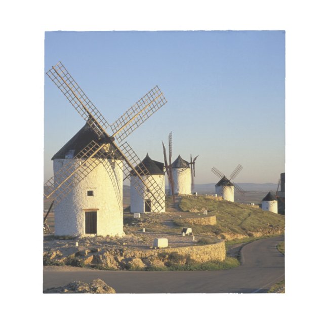 EU, Spanien, La Mancha, Consuegra. Windmühlen und Notizblock (Vorderseite)