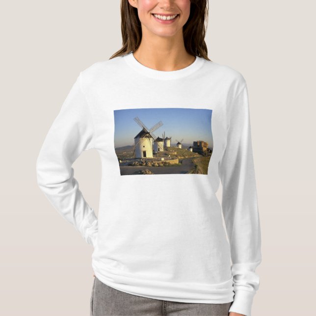 EU, Spanien, La Mancha, Consuegra. Windmühlen und T-Shirt (Vorderseite)