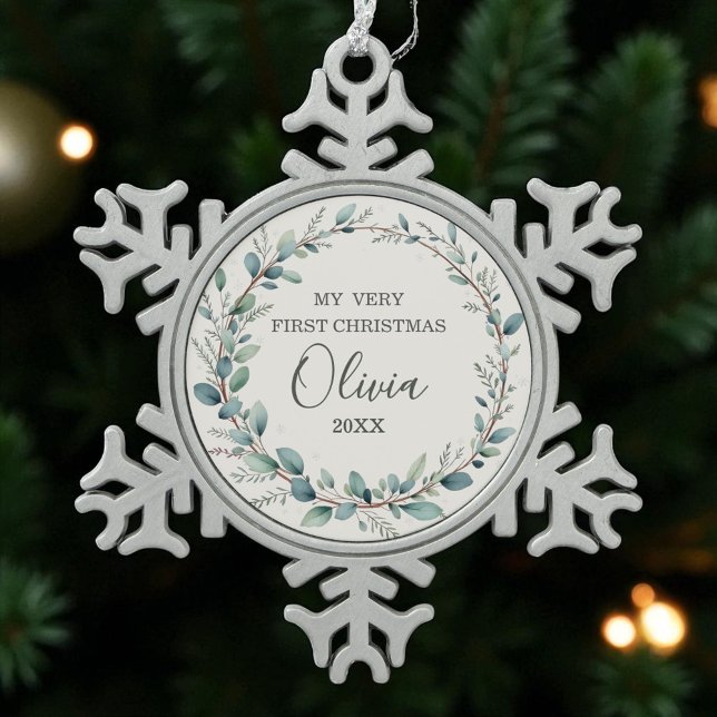 Eucalyptus Baby First Christmas Minimalistisch Mod Schneeflocken Zinn-Ornament (Von Creator hochgeladen)
