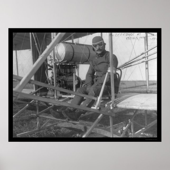 Eugene Lefebvre sitzt 1909 in seinem Flugzeug Poster (Vorne)