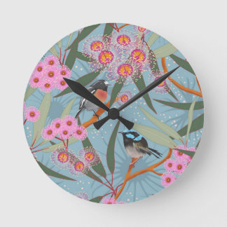 Eukalyptus-Blume mit Vögeln in Rosa und Blau Runde Wanduhr