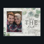 Eukalyptus botanisches Foto-Hochzeit Ankündigungspostkarte<br><div class="desc">Moderne Drehbuch eukalyptus botanischen Foto Hochzeit speichern das Datum Postkarte. Stilvolles,  modernes Design. weißer Holzfußboden</div>