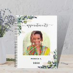 Eukalyptus-Foto im Grünen Planer<br><div class="desc">Personalisieren und fügen Sie Ihr eigenes Foto in den bogenförmigen Rahmen ein. Eine weiße Hintergrundfarbe. Die Einrichtung ist mit Eukalyptusgrün und goldgelbem Blattwerk gestaltet. Fügen Sie Ihren Namen und ein Jahr hinzu.</div>