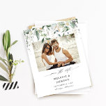 Eukalyptus-Glow-Foto Save the Date<br><div class="desc">** SATIN PAPIER IST PAPIERTHIN. AKTUALISIEREN SIE DAS PAPIER FÜR EIN BILDERPAPIER. HAT EINE OPTION FÜR ENVELOPES. *** Rette Geld auf formelle Einladungen mit dieser kleineren Einladung, die eine Option für Umschläge hat. Holen Sie sich Ihre Gäste mit Ihrem Eukalyptus Glow Foto für die phantastische Hochzeit bereit. Speichern Sie die...</div>