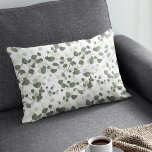 Eukalyptus Green Blätter Mustergärtner Lendenkissen<br><div class="desc">Erfrischen Sie Ihren Lebensraum mit dem Eukalyptus Green Blätter Pattern Gardener Lumbar Kissen. Dieses wunderschöne Kissen aus Lendenwirbel präsentiert ein faszinierendes Muster von Eukalyptus-Blätter in sanften Grün- und Dunkelgrün und schafft ein natürliches und beruhigendes Ambiente. Das aufwändige Design umfasst Blätter, die sich harmonisch miteinander verbinden und dem Kopfkissen ein visuelles...</div>