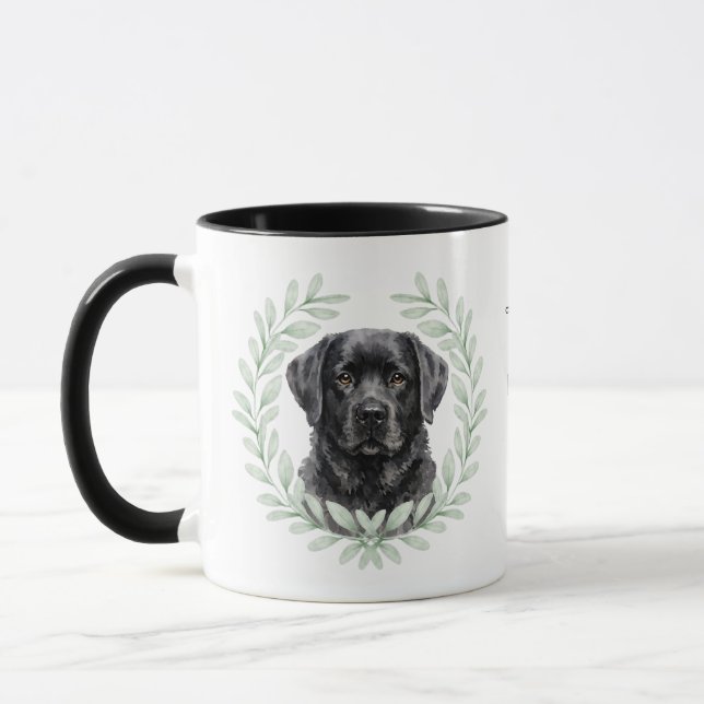 Eukalyptus-Kranz schwarzer Labradorhund-Monogramm Tasse (Links)