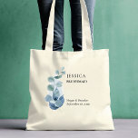 Eukalyptus Watercolor Greenerity Wedding Bridesmai Tragetasche<br><div class="desc">Personalisierte Tasche für Sie anpassen mit dem Namen Ihrer Brautjungfrau - oder irgendjemand in Ihrer Hochzeitsfeier. Sie können auch die Namen der Braut und des Bräutigams und das Hochzeitstag hinzufügen. Dieses zarte Design hat einen Hauch von Eukalyptus-Blätter auf einem Aquarellspülmittel mit Aquarellgrün und Blätter in den Schattierungen von staubblauen Grau...</div>