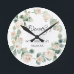 Eukalyptus Wreath, 90. Geburtstag Runde Wanduhr<br><div class="desc">Ein Geschenk oder Sake für einen 90. Geburtstag. Weiße Rosen sind in grünen Eukalyptus-Blätter eingebettet. Der Name ist in wunderschöner Kalligrafie mit 100. Geburtstag und Datum unten geschrieben.</div>
