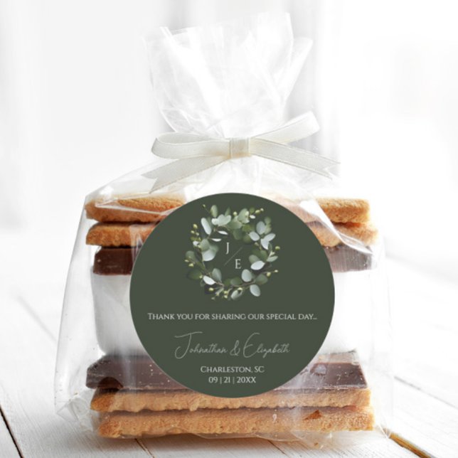 Eukalyptus Wreath Dunkelgrün Runder Aufkleber (Dark Green Modern Monogram Eucalyptus Wreath Wedding Favor Sticker)