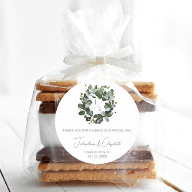 Eukalyptus-Wreath-Gefälligkeit für moderne Monogra Runder Aufkleber (White Modern Monogram Eucalyptus Wreath Wedding Favor Sticker)