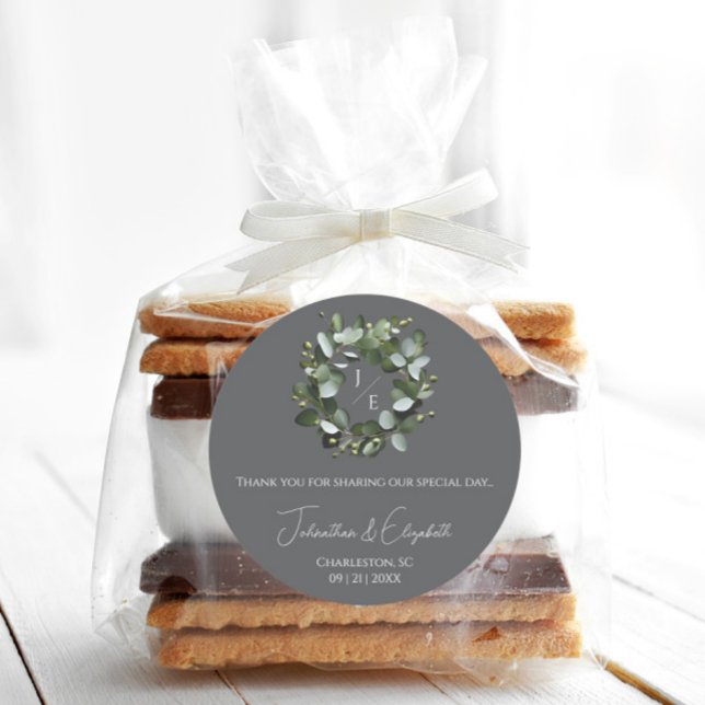 Eukalyptus Wreath Gray Runder Aufkleber (Gray Modern Monogram Eucalyptus Wreath Wedding Favor Sticker)