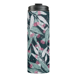 Eukalyptusblätter: dunkles florales Nahtlosmuster. Thermosbecher