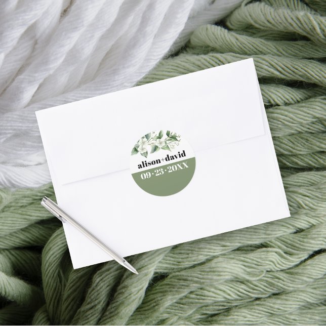 Eukalyptuszweig und Blume, Hochzeit mit Typografie Runder Aufkleber (Von Creator hochgeladen)