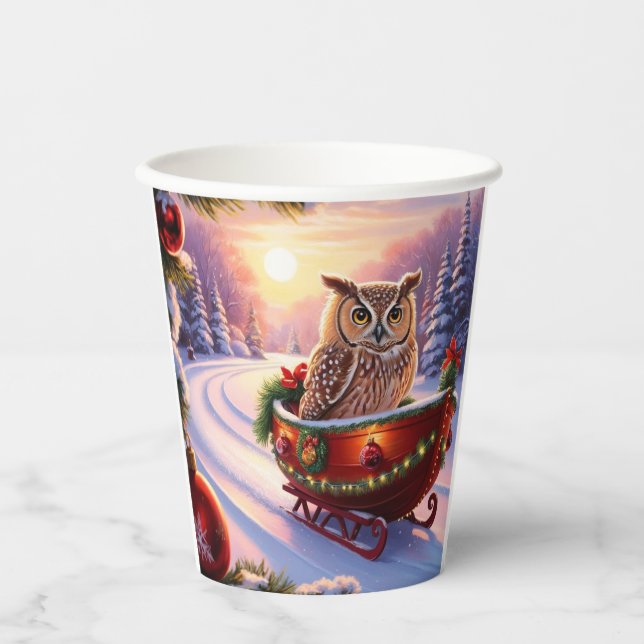Eule auf einem Schlitten während der Ferien Pappbecher (Vorderseite)
