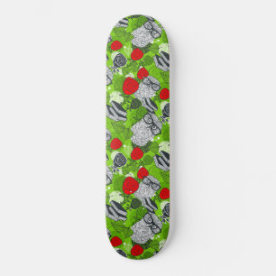 Eule in rote Rosen Skateboard