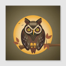 Eule mit großen Augen, die gegen den Mond sitzen