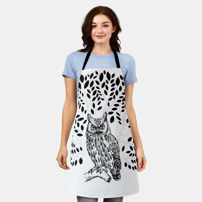 Eule sitzt unter dunklen Blätter Schürze (Getragen)