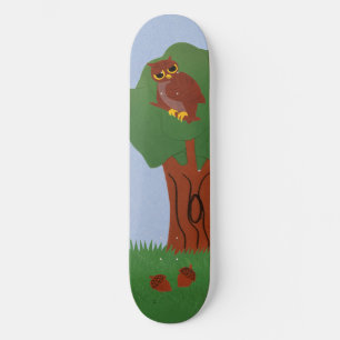 Eule und ein Eichenbaum Whimsikaler Cartoon Kunst Skateboard