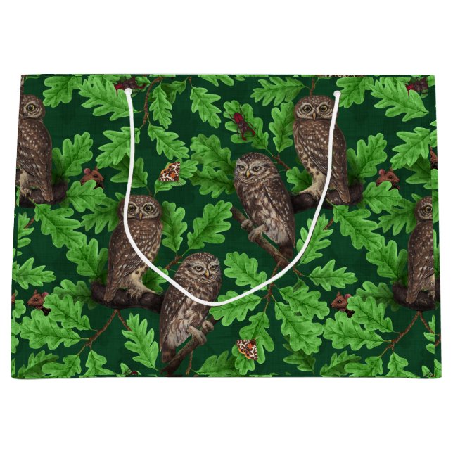 Eulen im Wald auf dunkelgrün Große Geschenktüte (Vorderseite)