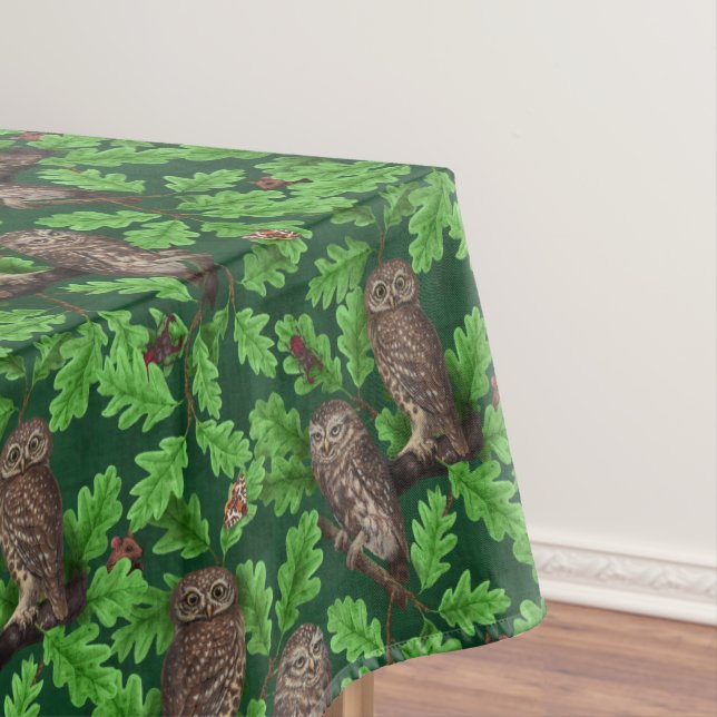 Eulen im Wald auf dunkelgrün Tischdecke (Beispiel)