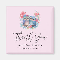 Eulen in der Liebe, die auf einer Baumzweigung sit