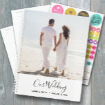 Eure Foto-Hochzeit Planer<br><div class="desc">Hochzeitsplaner mit Ihrem Lieblings-Foto auf der Vorderseite personalisiert mit Ihren Details in schicken Schriften. Der Planer umfasst monatliche und wöchentliche Layouts,  12 Monate,  60 Seiten mit laminierten SOFT- oder HARD-Vorder- und Rückseite.</div>