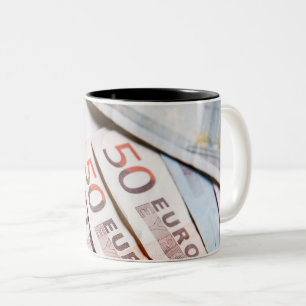 Euro-Banknoten Nahaufnahme-Foto   Geldersparnis Fi Zweifarbige Tasse