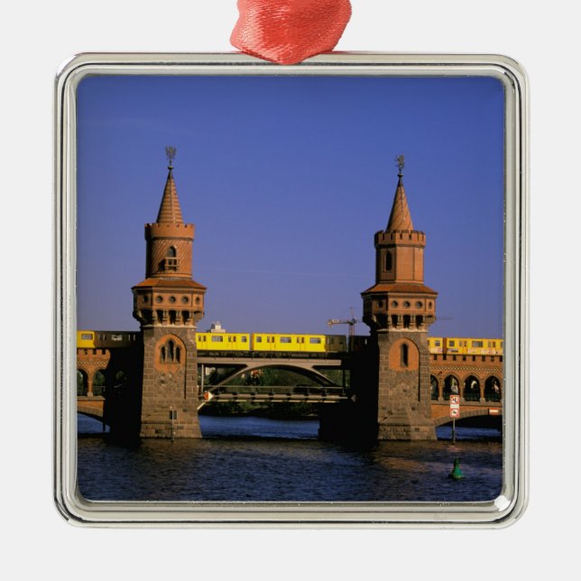 Europa, Deutschland, Berlin. Kreuzberg, Oberbaum Ornament Aus Metall (Vorne)