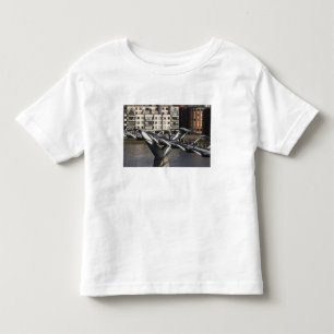 Europa, ENGLAND, London: Blick auf das Millenium Kleinkind T-shirt