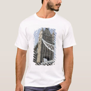 Europa, England, London. Tower Bridge über dem T-Shirt