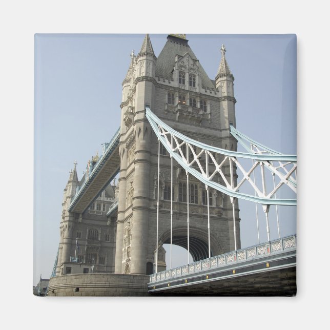 Europa, England, London. Tower Bridge über der Magnet (Vorne)