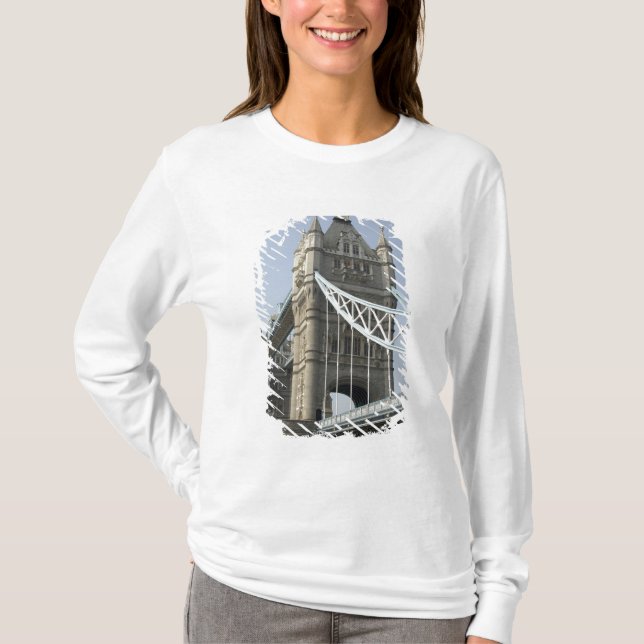 Europa, England, London. Tower Bridge über T-Shirt (Vorderseite)
