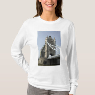 Europa, England, London. Tower Bridge über T-Shirt