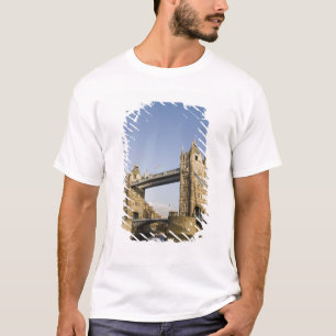 Europa, ENGLAND, London: Tower Bridge / Verspätung T-Shirt