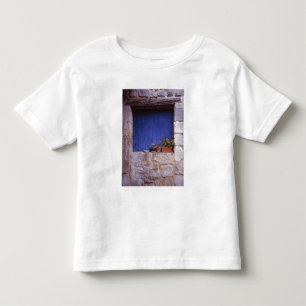 Europa, Frankreich, Cereste. Eine blaue Tür bringt Kleinkind T-shirt