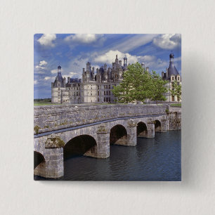 Europa, Frankreich, Chambord. Eine Steinbrücke füh Button