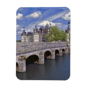 Europa, Frankreich, Chambord. Eine Steinbrücke füh Magnet