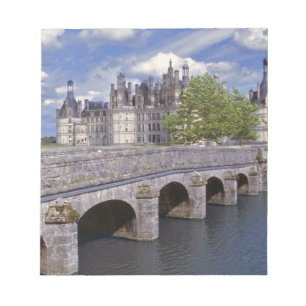 Europa, Frankreich, Chambord. Eine Steinbrücke füh Notizblock