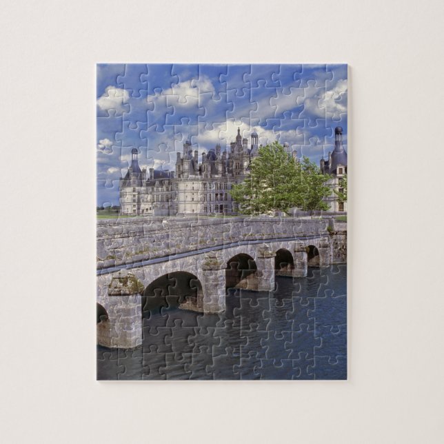 Europa, Frankreich, Chambord. Eine Steinbrücke füh Puzzle (Vertikal)