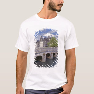 Europa, Frankreich, Chambord. Eine Steinbrücke füh T-Shirt