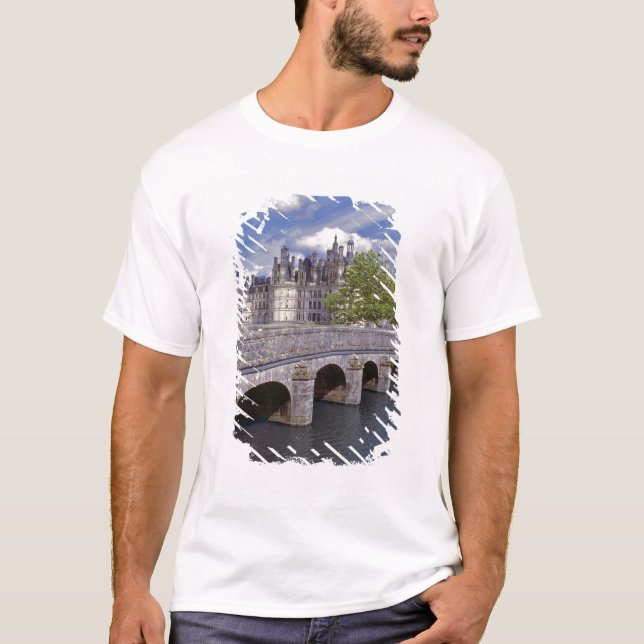 Europa, Frankreich, Chambord. Eine Steinbrücke füh T-Shirt (Vorderseite)