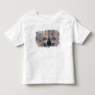 Europa, Frankreich, Forcalquier. Alt und verwitter Kleinkind T-shirt
